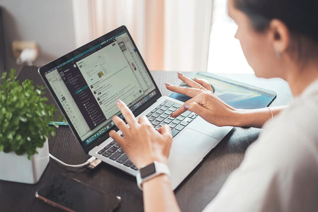 une personne qui télétravail
